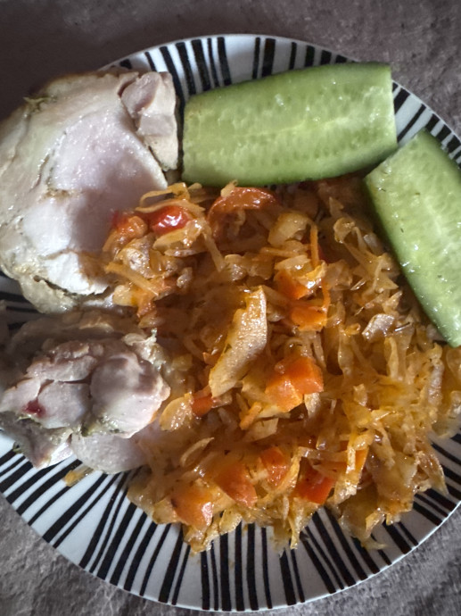 Курица с тушеной капустой