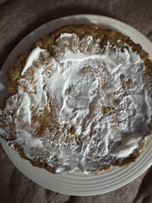 Кабачковый блин с сметаной